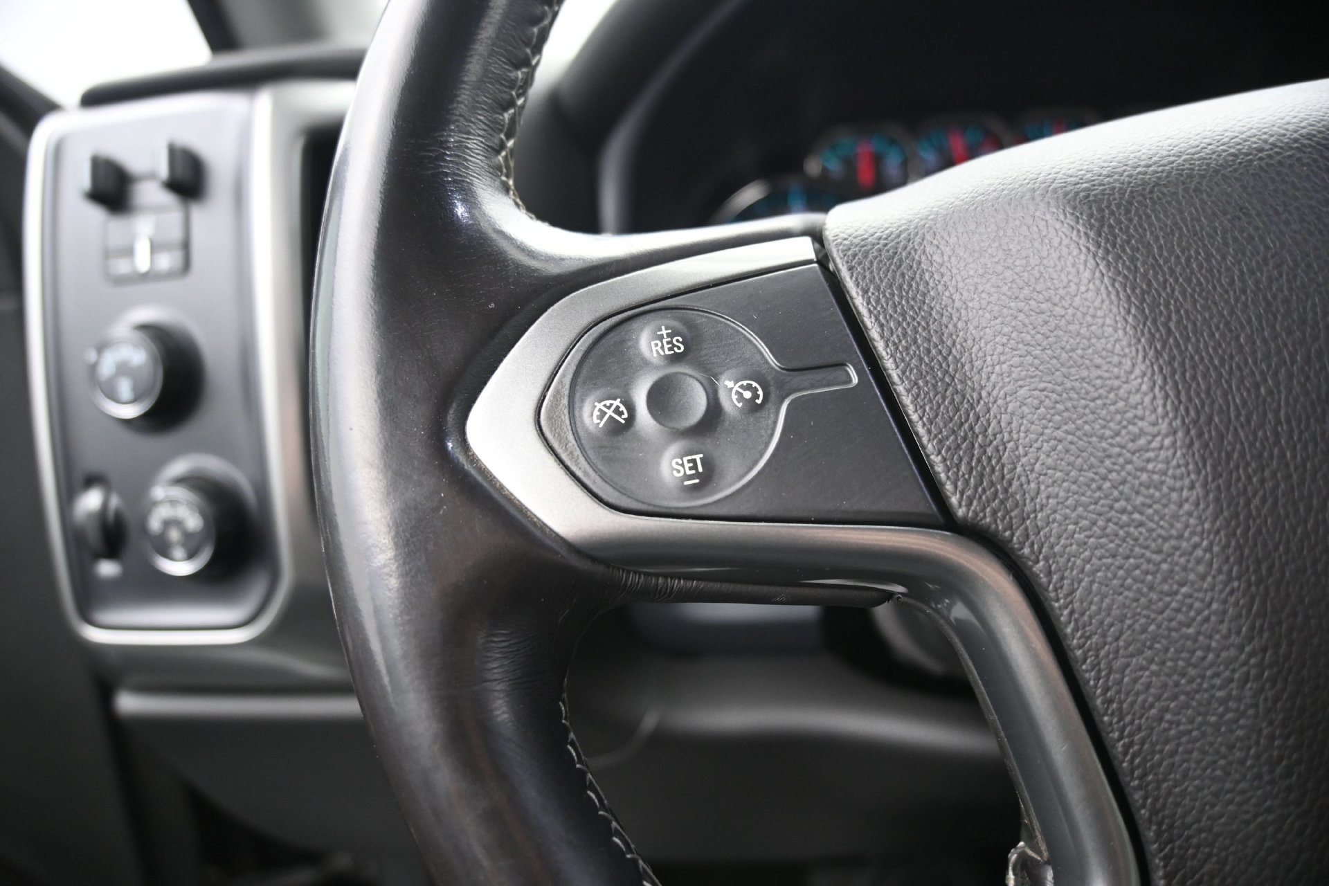 Used 2018 Chevrolet Silverado 1500 LT w/ Midnight Edition AWD/4WD image 22