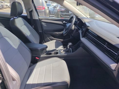 Used 2025 Volkswagen Jetta SE FWD image 29