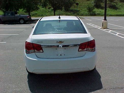 Used 2014 Chevrolet Cruze LS FWD image 25