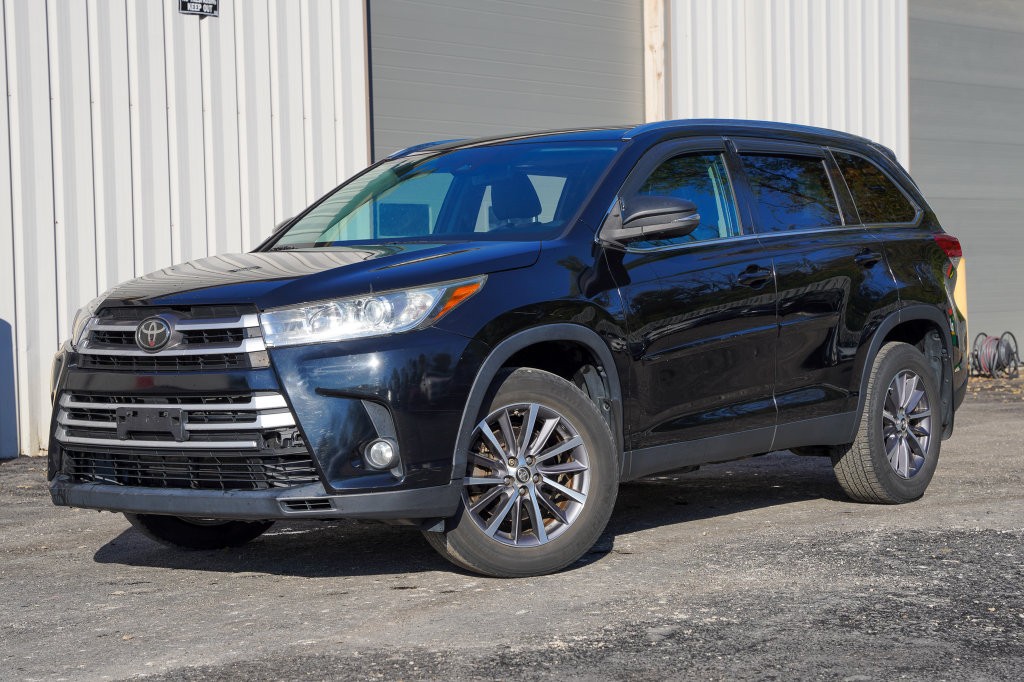 Used 2019 Toyota Highlander XLE AWD/4WD image 3