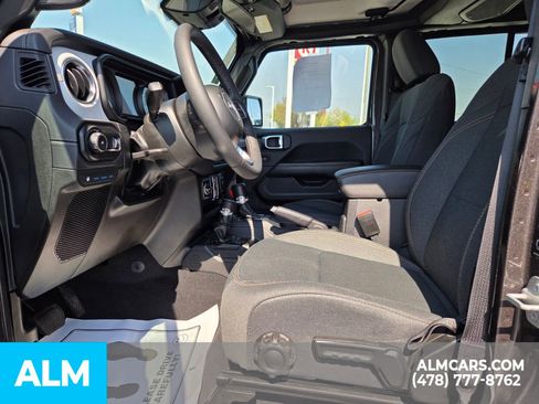 Used 2025 Jeep Wrangler Unlimited Sahara AWD/4WD image 7