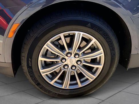 Used 2018 Cadillac XT5 Luxury w/ Driver Awareness Package image 11