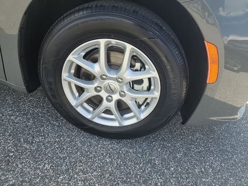 Used 2023 Chrysler Pacifica Touring-L image 4