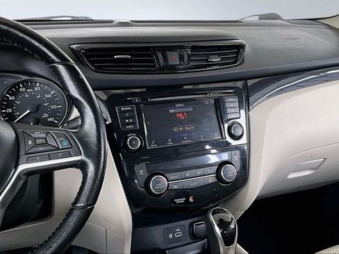 Used 2021 Nissan Rogue Sport SV w/ Technology Package FWD image 9