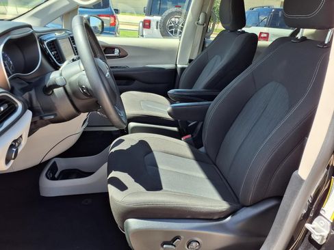 Used 2023 Chrysler Voyager LX FWD image 24