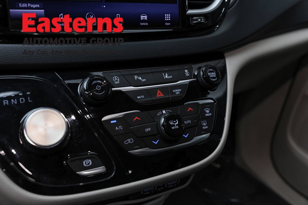 Used 2023 Chrysler Pacifica Touring-L FWD image 21