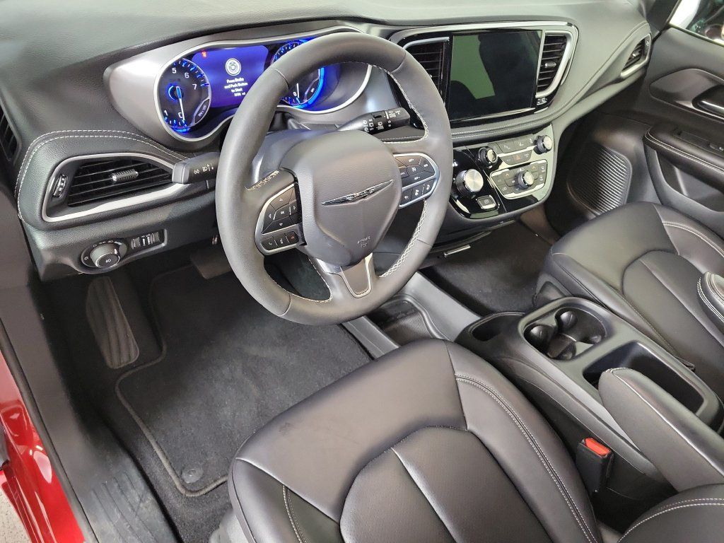 Used 2026 Chrysler Pacifica Select FWD image 11