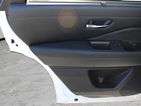 Used 2022 Nissan Pathfinder SL w/ SL Black Package image 22