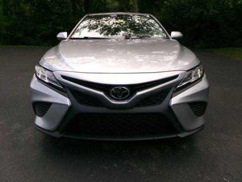 Used 2019 Toyota Camry SE FWD image 3