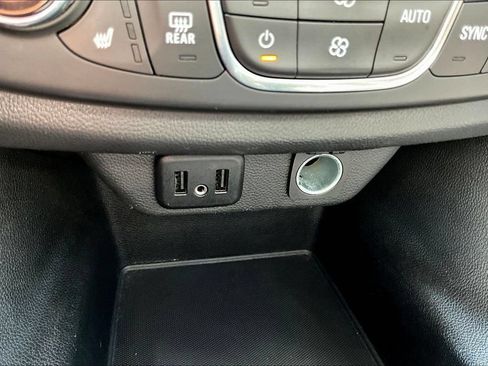 Used 2021 Chevrolet Traverse LT FWD image 18