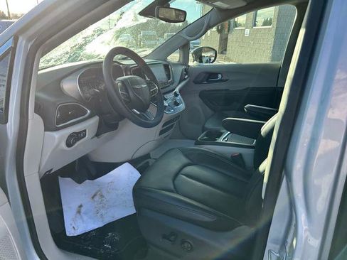 Certified 2024 Chrysler Pacifica Touring-L image 8