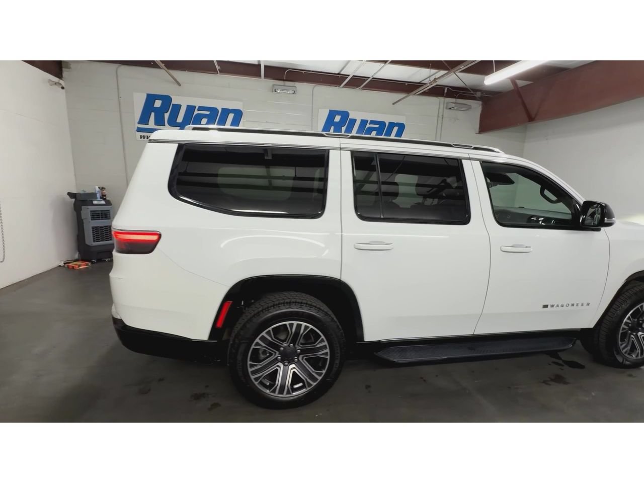 Used 2024 Jeep Wagoneer Series II w/ Flexible Seating Group RWD image 9