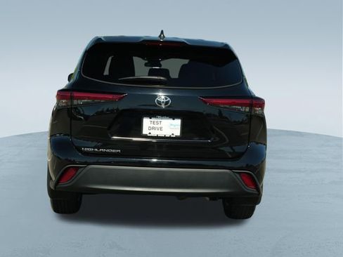 Used 2023 Toyota Highlander L FWD image 7
