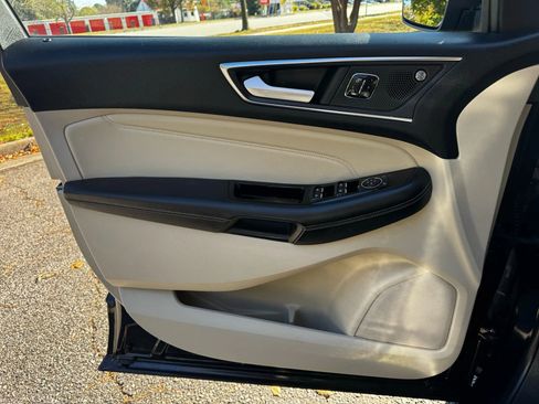 Used 2020 Ford Edge Titanium image 9