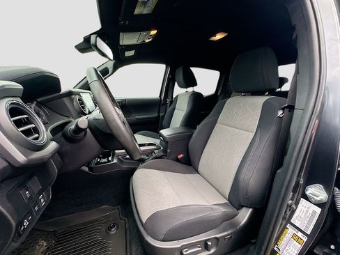 Used 2023 Toyota Tacoma TRD Sport w/ Technology Package image 19