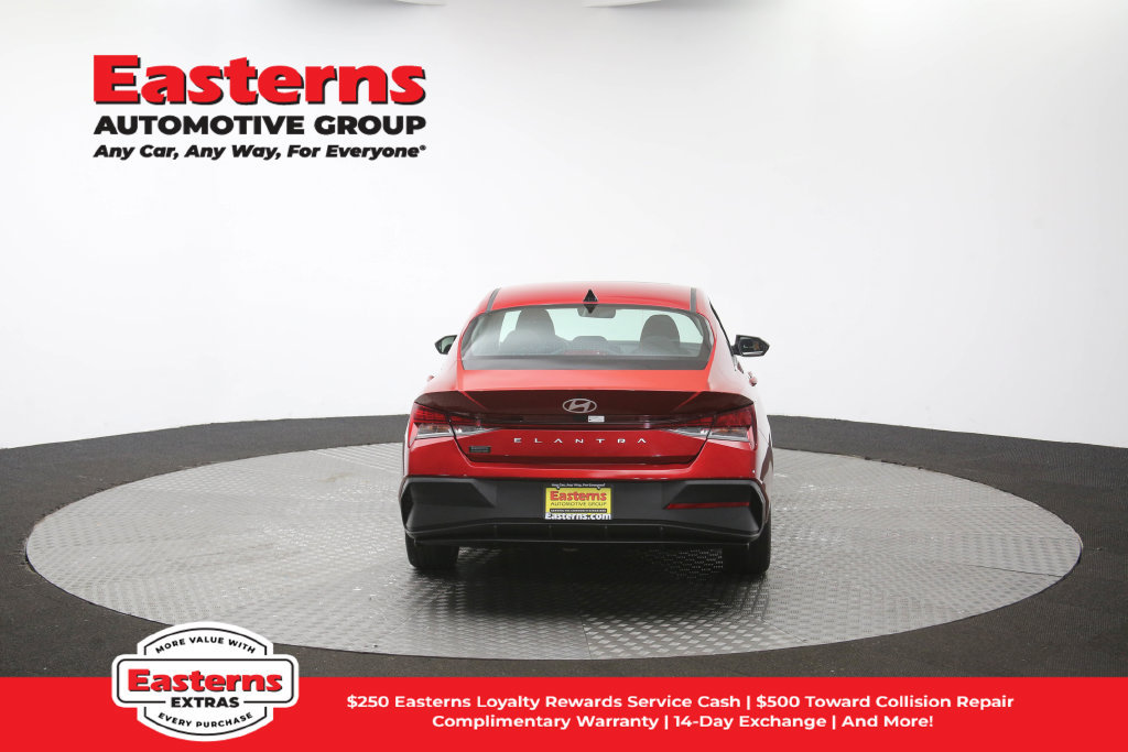 Used 2025 Hyundai Elantra SEL FWD image 40