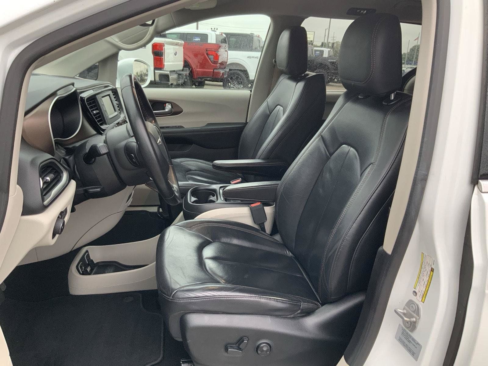 Used 2017 Chrysler Pacifica Touring-L FWD image 17