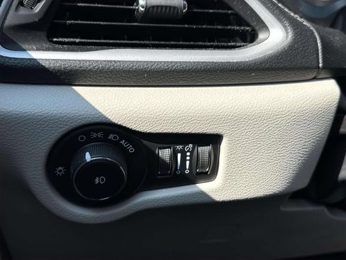 Used 2023 Chrysler Pacifica Touring-L FWD image 21