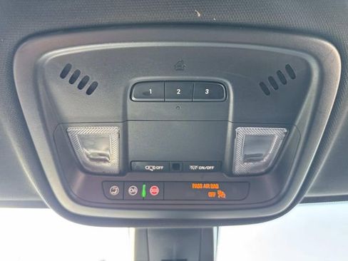 Used 2023 Chevrolet Traverse Premier image 21