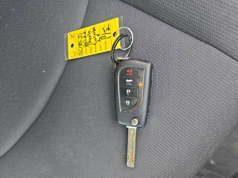 Used 2022 Toyota Corolla LE image 29