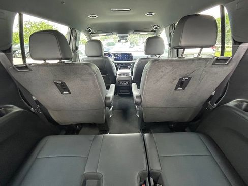 Used 2025 Chevrolet Traverse LT FWD image 14