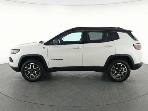 Used 2025 Jeep Compass Trailhawk image 5