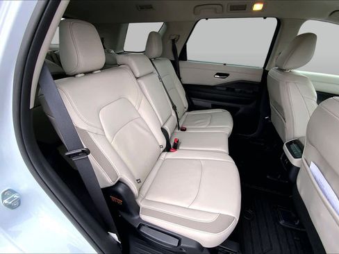 Used 2025 Nissan Pathfinder SL FWD image 20