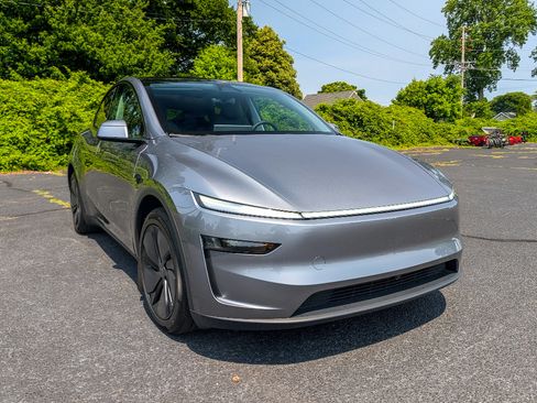 Used 2026 Tesla Model Y Long Range AWD/4WD image 3