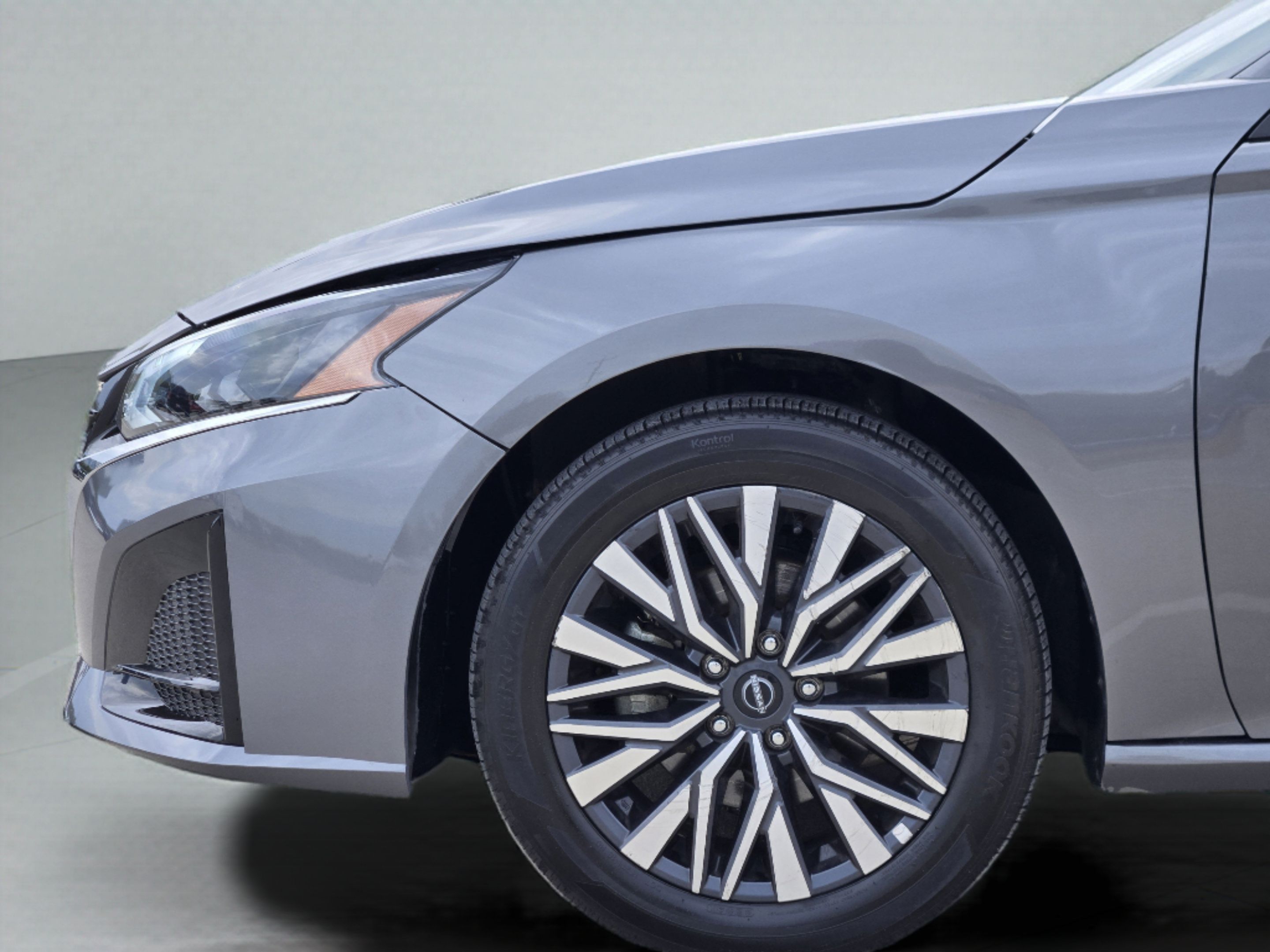 Used 2025 Nissan Altima 2.5 SV FWD image 31