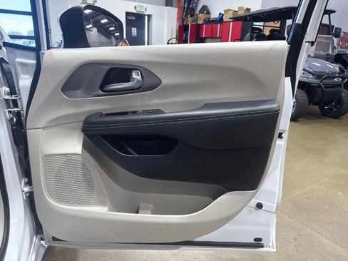Used 2023 Chrysler Pacifica Touring-L FWD image 32