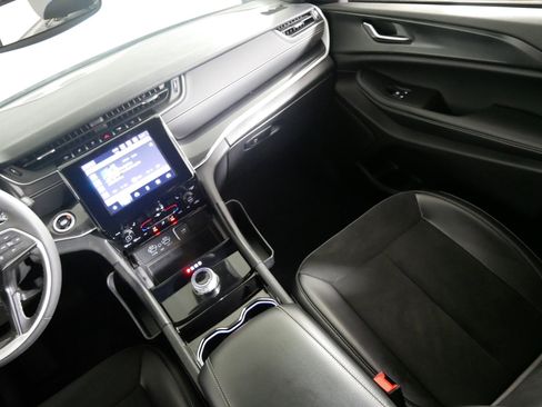 Used 2023 Jeep Grand Cherokee Altitude image 11