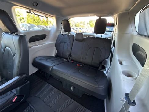 Used 2017 Chrysler Pacifica Touring-L FWD image 37