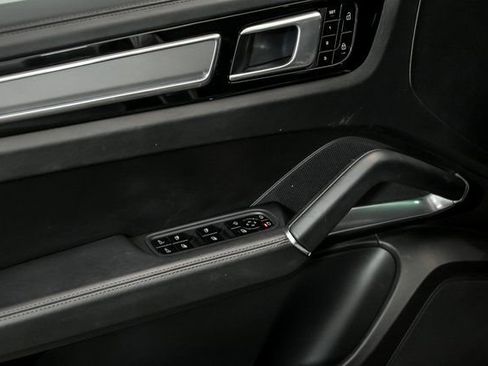 Used 2020 Porsche Cayenne Turbo image 9