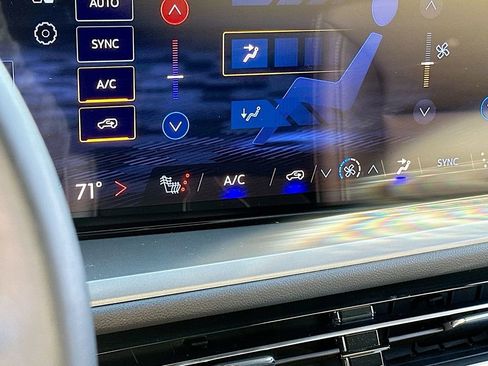 Used 2025 Chevrolet Traverse LT w/ Driver Confidence Package image 20