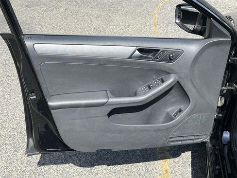 Used 2016 Volkswagen Jetta SE image 12