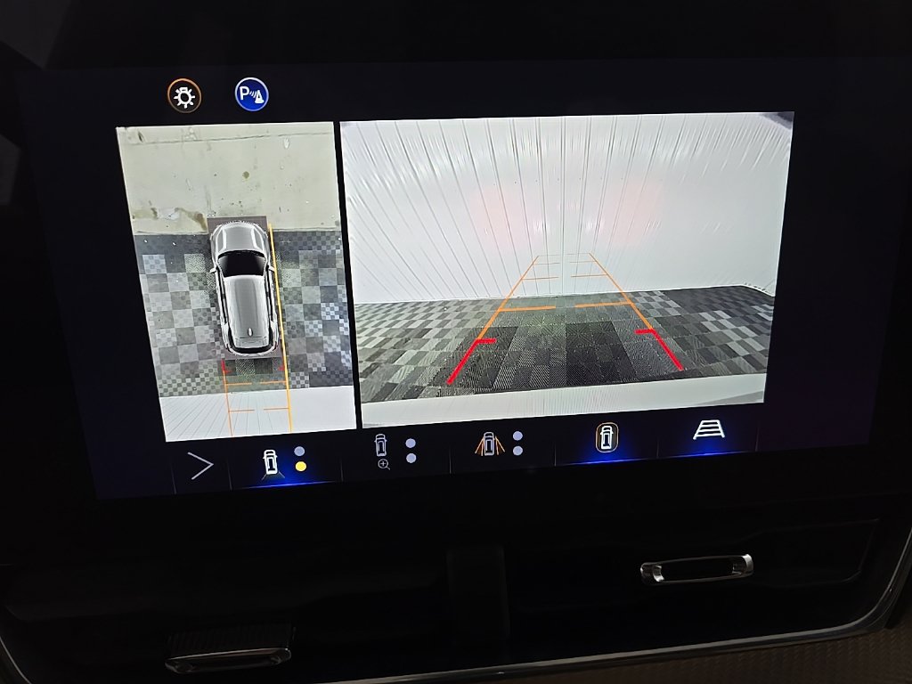 Used 2025 Chevrolet Equinox ACTIV w/ Safety and Technology Package AWD/4WD image 19