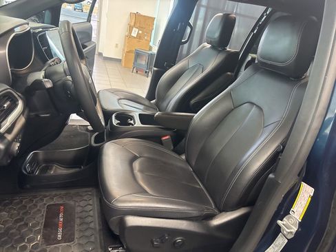 Used 2025 Chrysler Pacifica Select image 25
