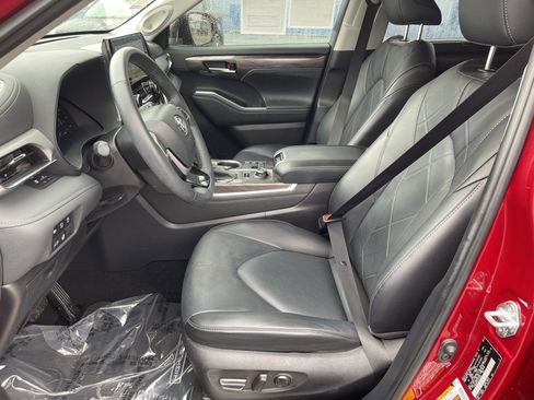 Used 2024 Toyota Highlander Platinum image 15