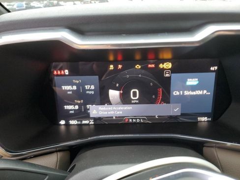 Used 2024 GMC Canyon Denali image 8