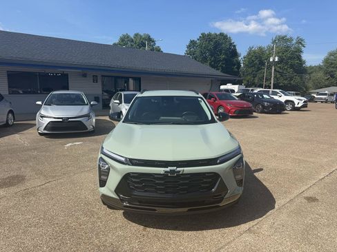 Used 2025 Chevrolet Trax ACTIV w/ Driver Confidence Package FWD image 2