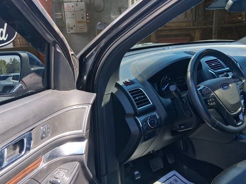 Used 2017 Ford Explorer Limited w/ Equipment Group 301A FWD image 17