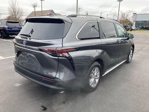 Used 2025 Toyota Sienna XLE w/ XLE Plus Package image 12