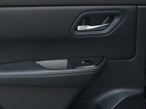 Used 2025 Nissan Rogue SV FWD image 10