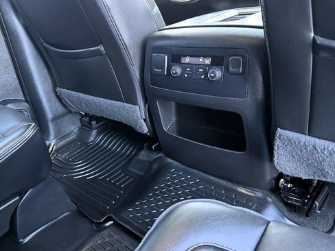 Used 2018 GMC Yukon XL Denali image 17