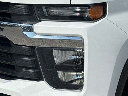 Used 2024 Chevrolet Silverado 2500 LT AWD/4WD image 4