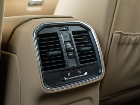 Certified 2022 Porsche Macan AWD/4WD image 38