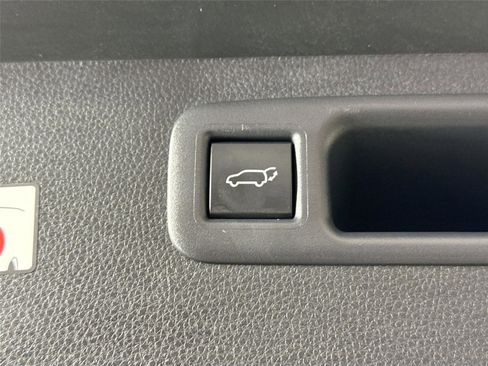 Certified 2025 Toyota Highlander LE FWD image 36