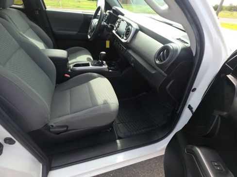 Used 2022 Toyota Tacoma SR5 AWD/4WD image 25