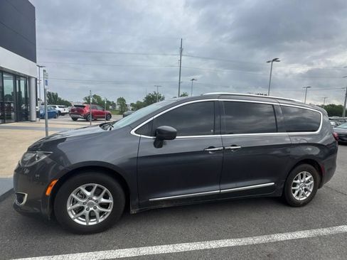 Used 2020 Chrysler Pacifica Touring-L FWD image 4
