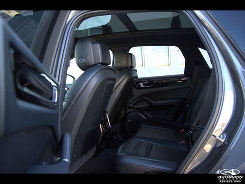 Used 2020 Porsche Cayenne E-Hybrid w/ Premium Plus Package AWD/4WD image 35